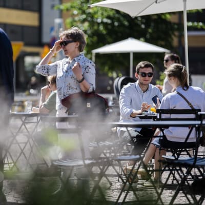 Kasarmitorin jättiterassilla vietettiin kesäpäivää 14. kesäkuuta.