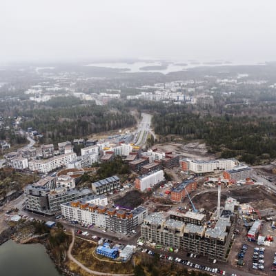 Ilmakuvassa on Helsingin Kruunuvuorenranta toukokuussa 2021.