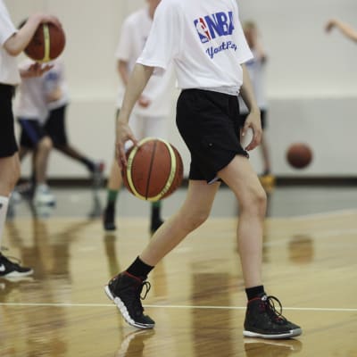 Unga korgbollsspelare tränar.