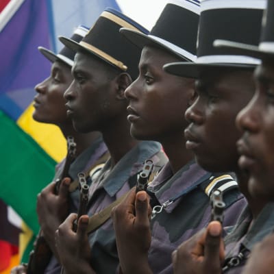 Gabonesiska soldater står på en rad.