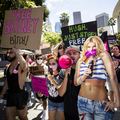 Britney Spearsin fanit pitelivät kylttejä ja pahvista Britneytä oikeustalon ulkopuolella.
