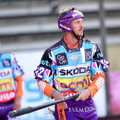 Niilo Piiponniemi lyöntipaikalla. 