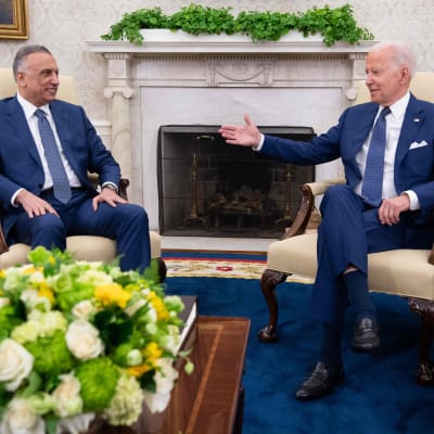 Irakin pääministeri Mustafa Al-Kadhimi ja Yhdysvaltain presidentti Joe Biden juttelevat valkoisessa talossa.