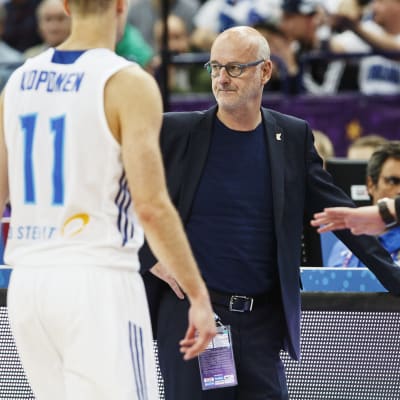 Henrik Dettmann ger instruktioner åt spelarna