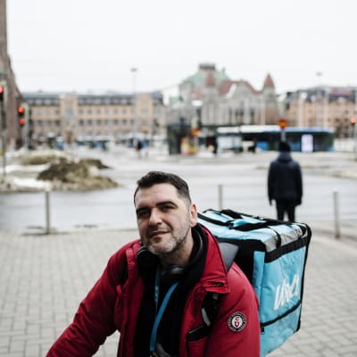 Wolt-kuriiri Vlorjon Kondo kuvattiin Rautatieaseman kupeessa maaliskuussa.