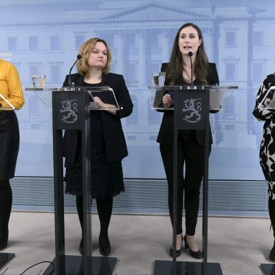 Ministrarna Katri Kulmuni, Krista Kiuru, Sanna Marin och Aino-Kaisa Pekonen informerar om coronavirusläget i Finland.