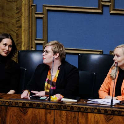 Sanna Marin, Annika Saarikko och Maria Ohisalo i plenisalen.
