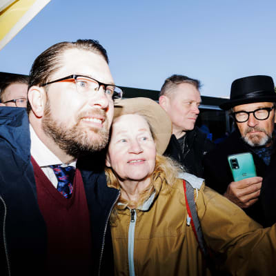 Jimmie Åkesson och Riikka Purra besökte Sannfinländarnas valevenemang i Helsingfors.