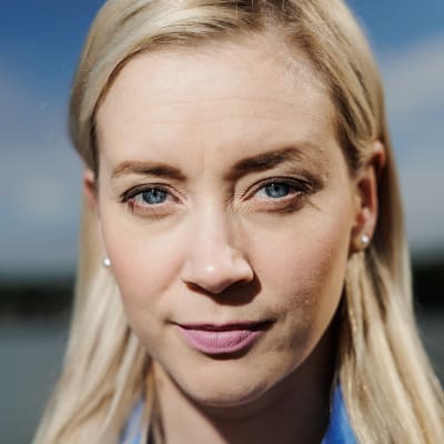 Sofia Virta kuvattiin Helsingissä Taivallahden rannassa.