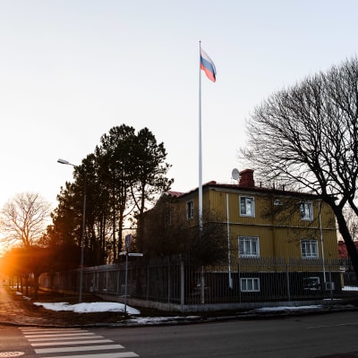 Rysslands konsulat i Mariehamn en vårdag: ryska flaggan vajar over ett gult trevåningshus.