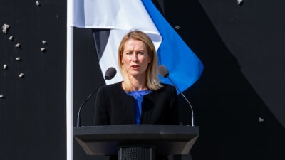 Kaja Kallas håller tal framför Estlands flagga på den europeiska minnesdagen för stalinismens och nazismens offer.