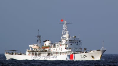 Den kinesiska kustbevakningen får rätt att öppna eld mot främmande fartyg, enligt en lag som antogs nyligen i Peking. 
