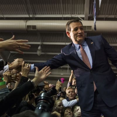 Ted Cruz hälsar på sina anhängare efter segern i Iowa den 1 februari 2016.