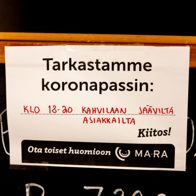En lapp där det står på finska att man kontrollerar coronapass.