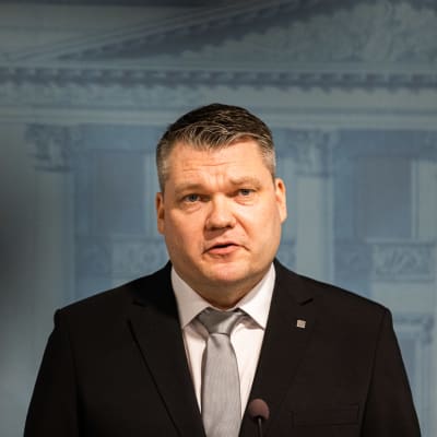 Mikko Savola tiedotustilaisuudessa.