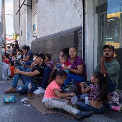 Migranter nära gränsövergången Paso del Norte i Ciudad Juarez, Mexiko 12.9.2019