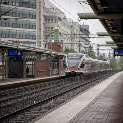 Juna saapuu Tikkurilan rautatie-asemalle