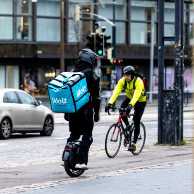 Woltbud på elektrisk enhjuling.