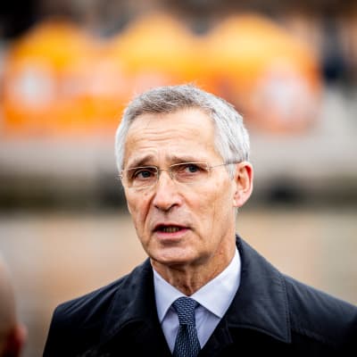 natos Generalsekreterare Jens Stoltenberg klädd i svart rock och slips. 