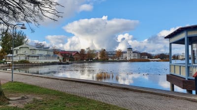 Den estniska staden Hapsals strandpromenad.