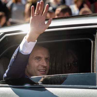 President Emmanuel Macron lämnar vallokalen efter att ha röstat i parlamentsvalets första omgång.