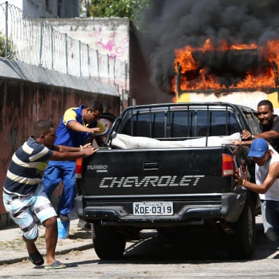 Våld bröt ut när polisen försökte vräka ockupanter ur favelas i Rio