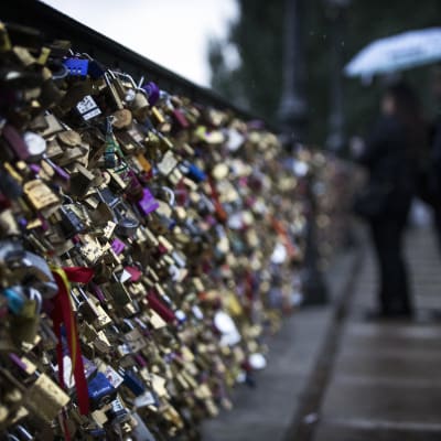 Kärlekslåsen på Pont des arts rensas bort.