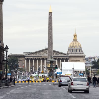 Ett stort polispådrag bevakar dagens avslutningen av Tour de France i Paris.