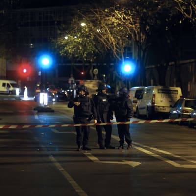 Poliser på gatan i Paris.