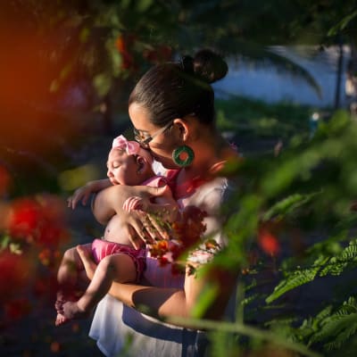 kvinna med barn som har mikrocefali i Brasilien