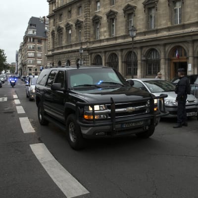 En poliskonvoj transporterar den terrormisstänkte Salah Abdeslam till hans första förhör i Paris efter att ha blivit utlämnad till Frankrike.