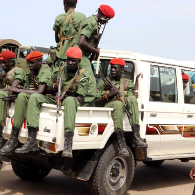 Soldater lojala till vicepresident Riek Machar återvänder till Juba efter fredsavatal.