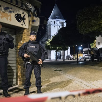 Poliser vaktar gatorna intill en kyrka i Normandie där en attack ägde rum 27.7.2016