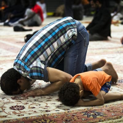 Bönestund i moské i Paris