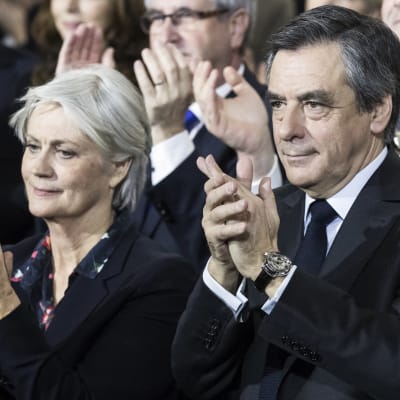 Francois Fillon och hans hustru Penelope på ett valmöte i Paris 29.1.2017