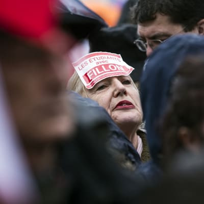 Demonstration till stöd för François Fillon på Place du Trocadéro i Paris.