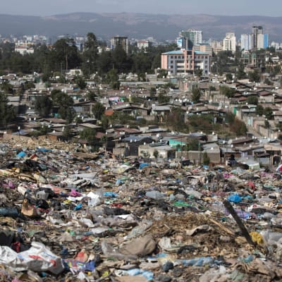 Minst 40 människor begravdes under ett jord- och avfallsskred på en soptipp nära Etiopiens huvudstad Addis Abeba den 11 mars 2017.