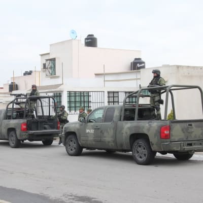 Militärer med bilar står och bevakar i ett bostadsområde i Tizayuca, Mexiko där 11 personer sköts till döds på ett barnkalas.