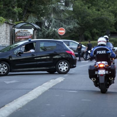 Polisen transporterar sannolikt den misstänkte mannen i Paris 28.6.2015