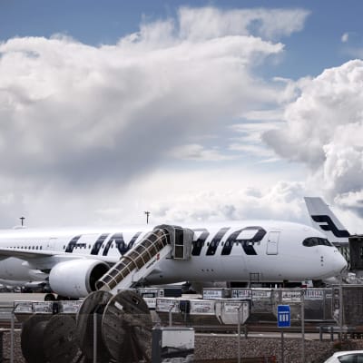 Ett Finnair-flyg står på marken vid Helsingfors Vanda flygplats.