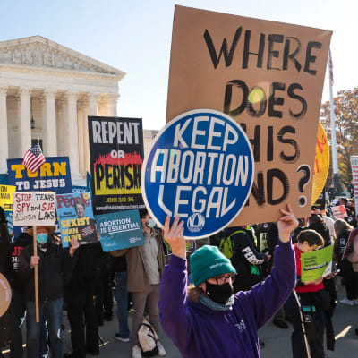 Personer demonstrerar för och mot abort utanför USA:s högsta domstol.