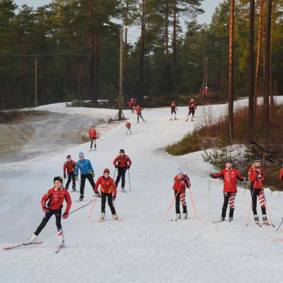 ungdomar skidor i konstnöspåret i Pargas.