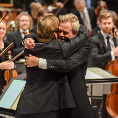 Hannu Lintu ja Magnus Lindberg 6.12.2017 Magnus Lindbergin Tempus fugit -teoksen kantaesityksen jälkeen.