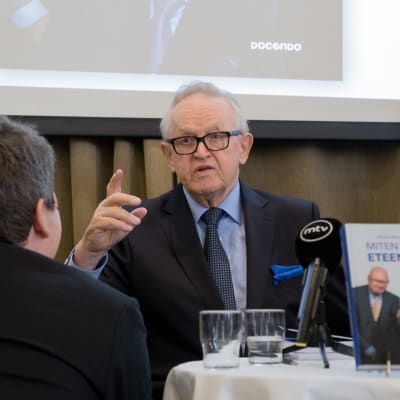 Presidentti Martti Ahtisaari kirjanjulkistustilaisuudessa Helsingissä.