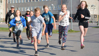 Elever som springer på en skolgård.