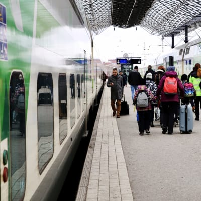 Matkustajia Helsingin rautatieasemalla helmikuussa.