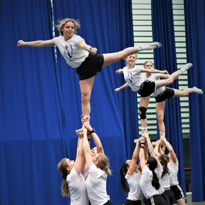 Cheerleadinglandslaget tränar bygg.