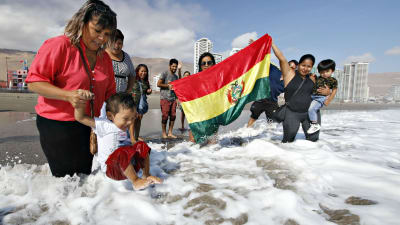 Bolivianska barn badar i havet i Chile 28.3.2018.