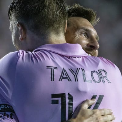 Inter Miamin Robert Taylor ja Lionel Messi halaamassa maalin kunniaksi.