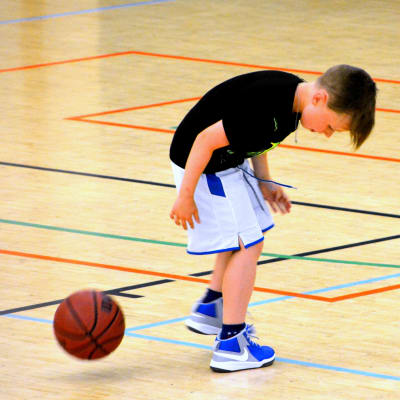 pojke tappar basketboll